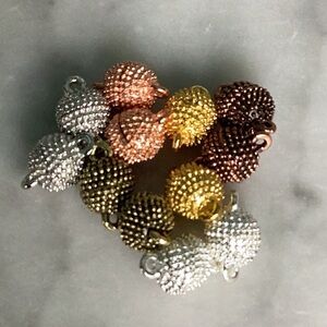 Findings: 2 magnetic clasps